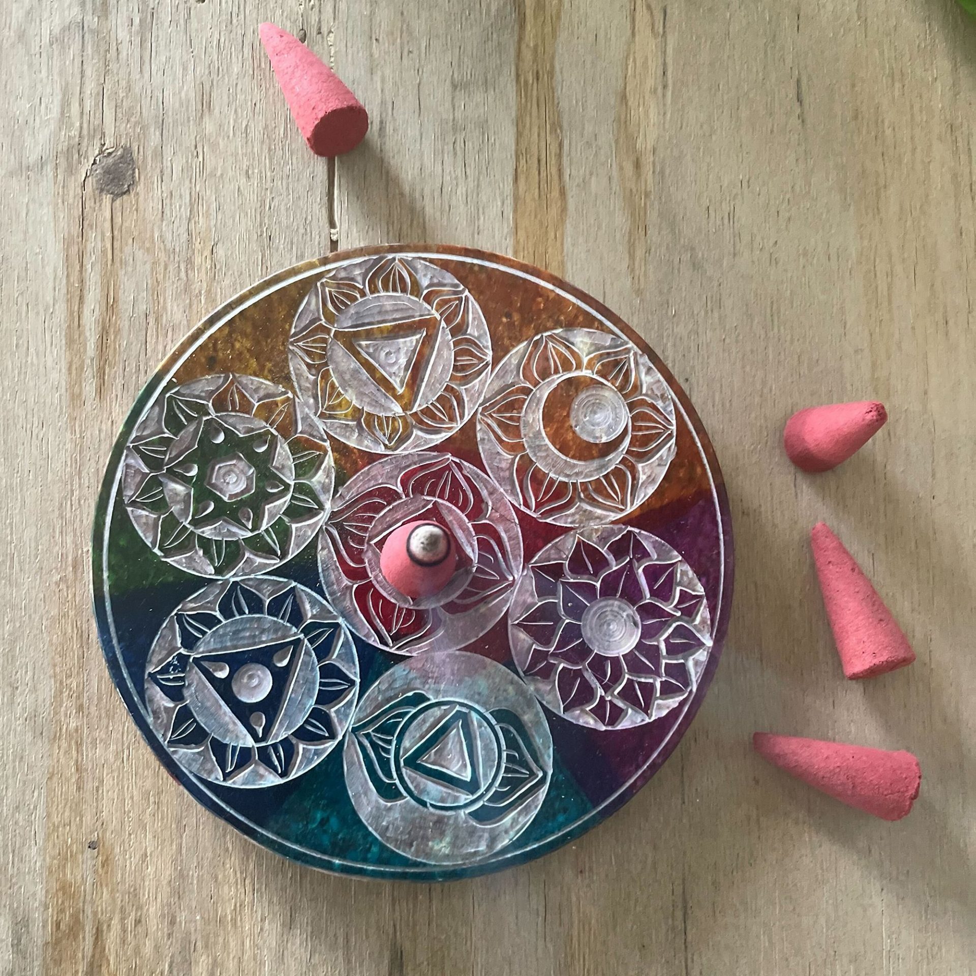 Porte-Encens en Stéatite 10 cm – Sept Chakras Gravés – Image 4