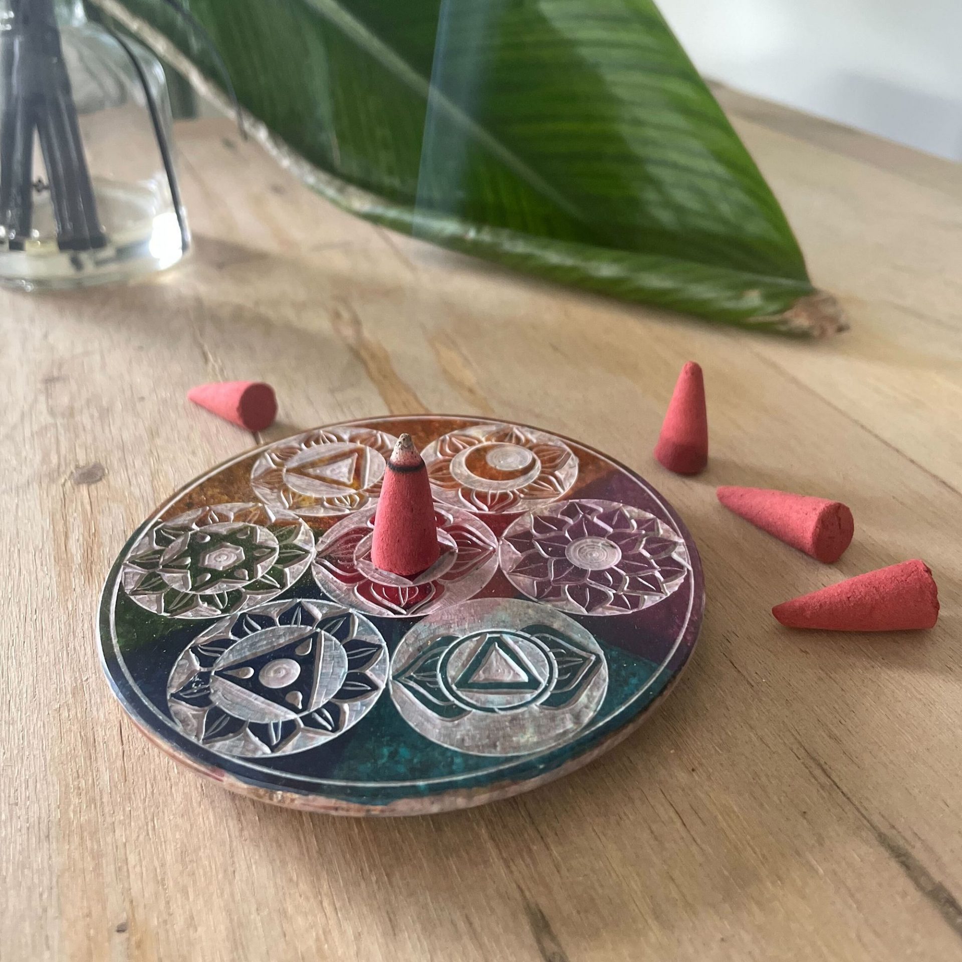 Porte-Encens en Stéatite 10 cm – Sept Chakras Gravés – Image 5