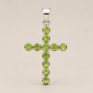 Pendentif crucifix en péridot vert facetté sur monture plaquée argent avec chaîne de 45 cm