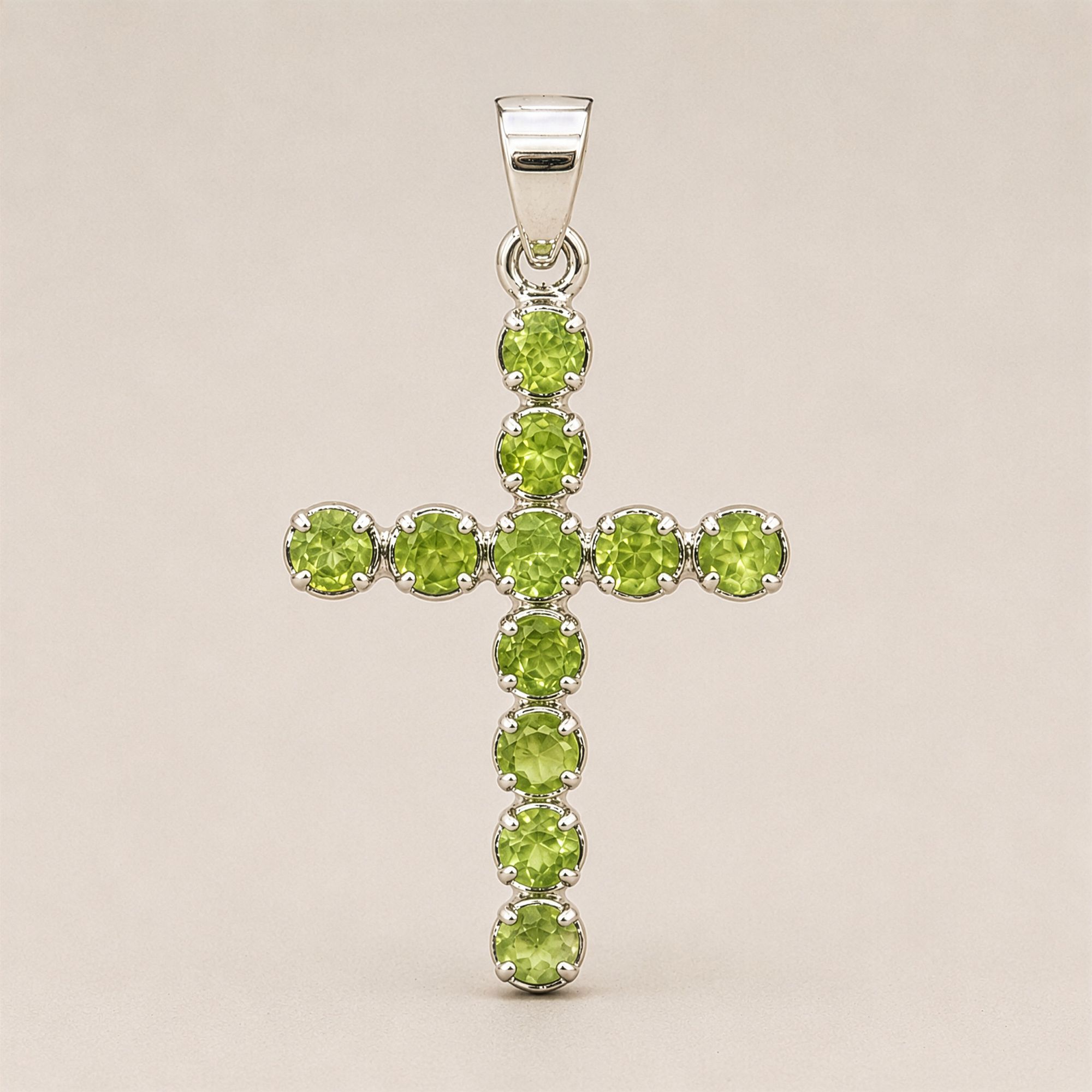 Pendentif crucifix en péridot vert facetté sur monture plaquée argent avec chaîne de 45 cm