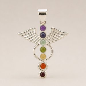 Collier avec pendentif ailes d’ange et sept pierres naturelles colorées représentant les chakras