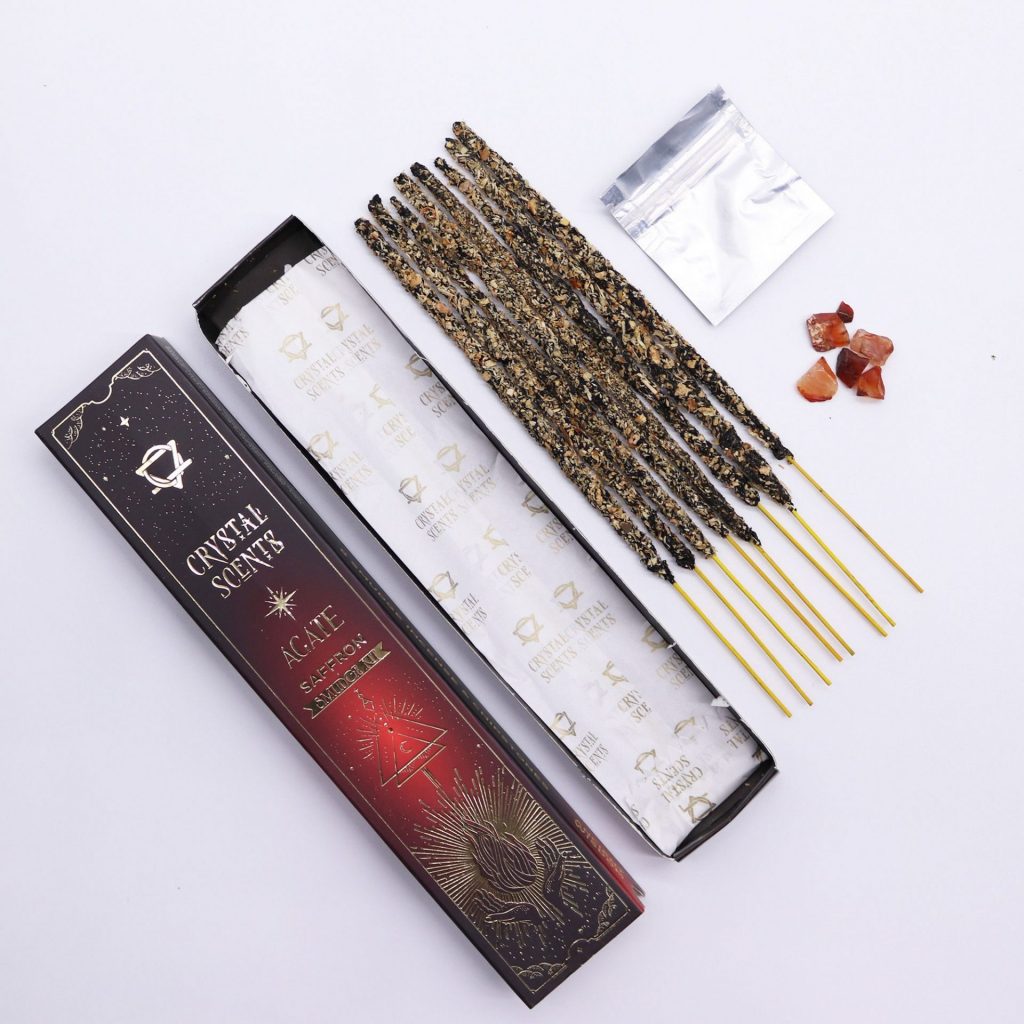 Boîte d’encens safran Crystal Scents avec 10 bâtonnets parfumés, éclats d’agate rouge naturelle et étui ésotérique rouge décoratif