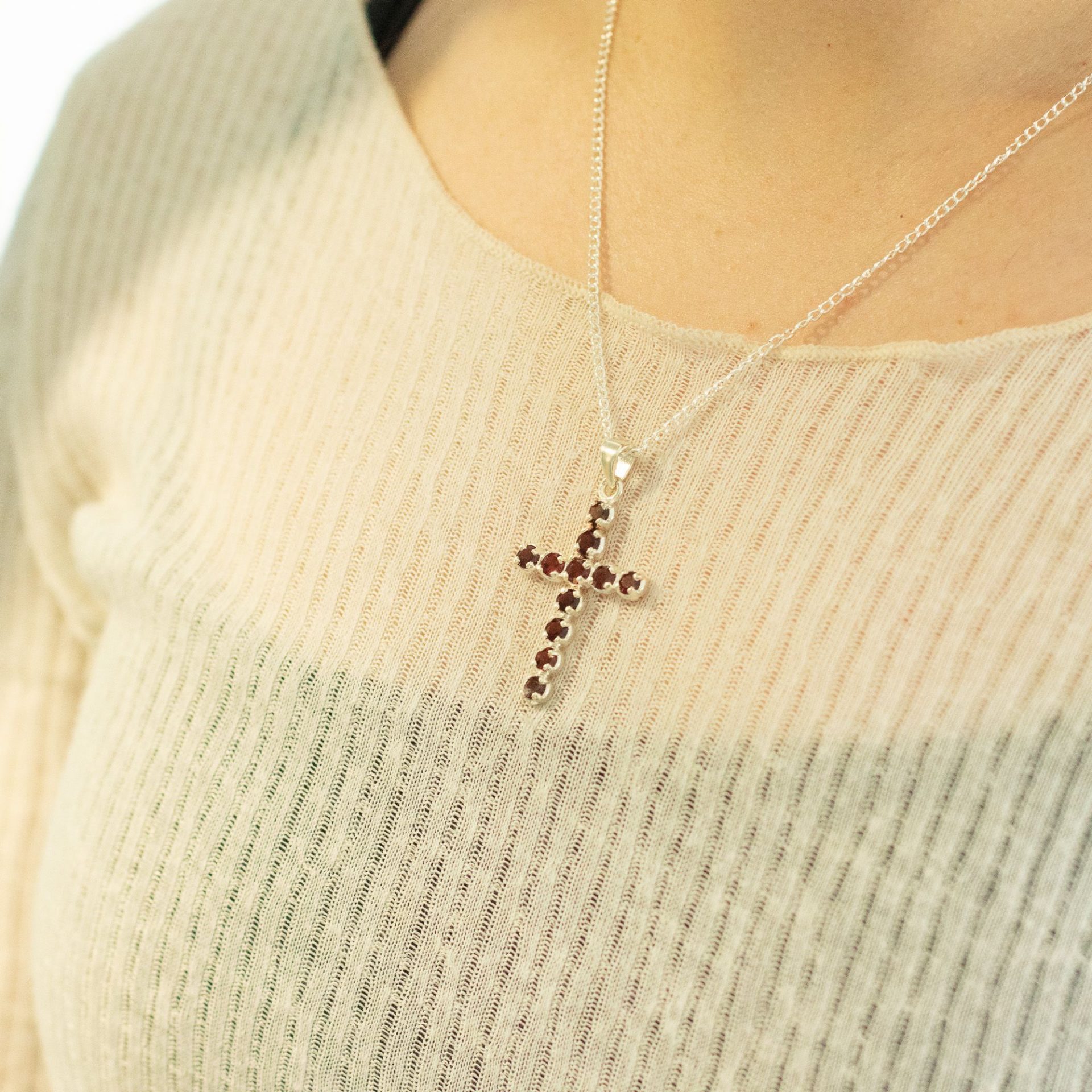 Pendentif Crucifix en Grenat Plaqué Argent – Collier avec Chaîne 45 cm – Image 4