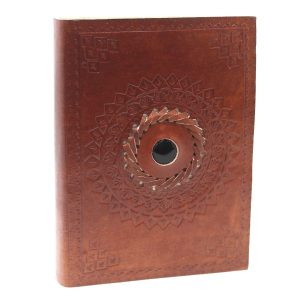 Carnet en cuir avec onyx noir central, couverture embossée style grimoire ancien, format 17×12 cm pour journal spirituel et carnet d’intentions