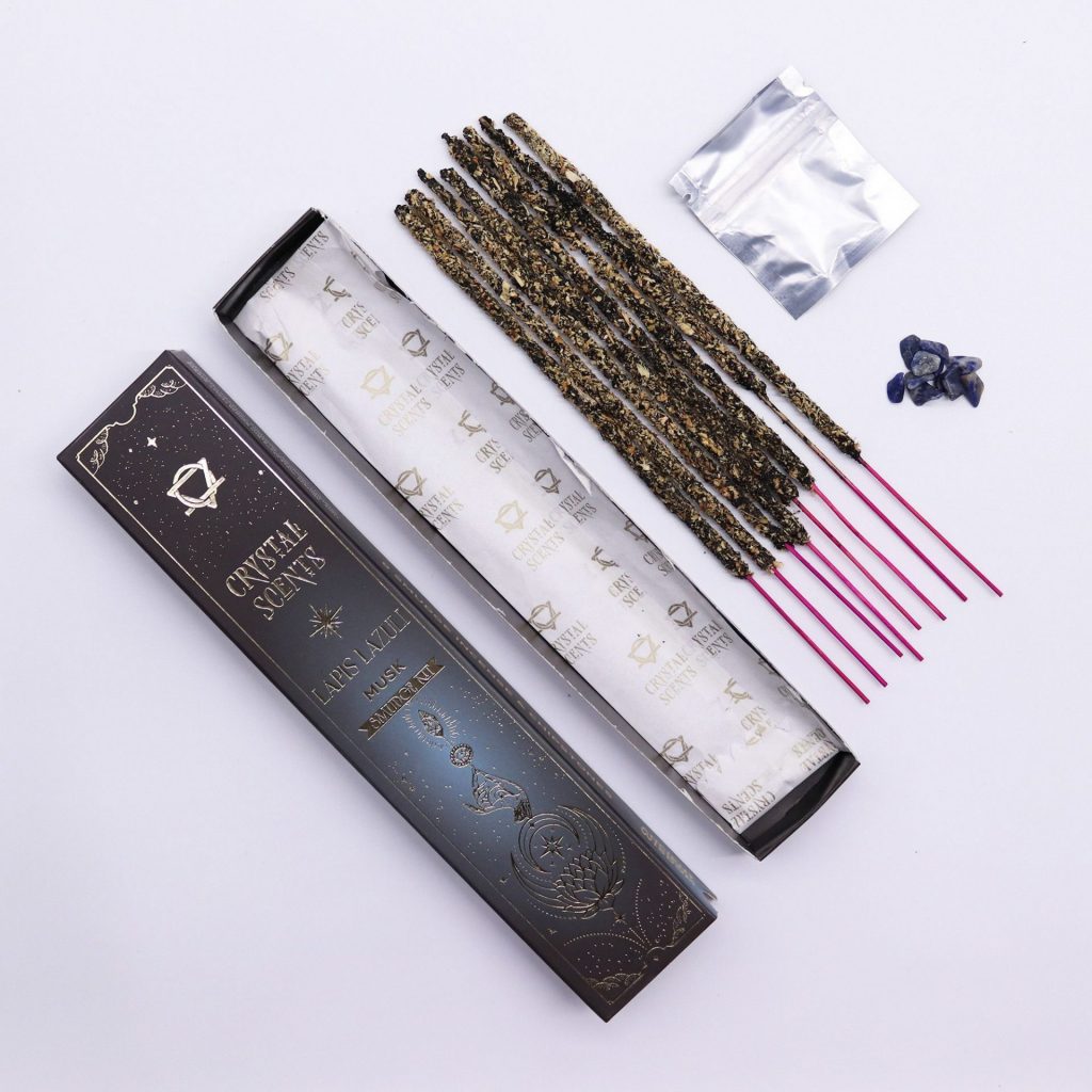 Boîte d’encens au musc Lapis Crystal Scents avec 10 bâtonnets parfumés, éclats de lapis-lazuli et étui ésotérique bleu décoratif