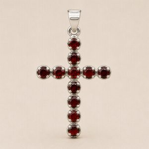 Pendentif crucifix en grenat rouge facetté sur monture plaquée argent avec chaîne de 45 cm
