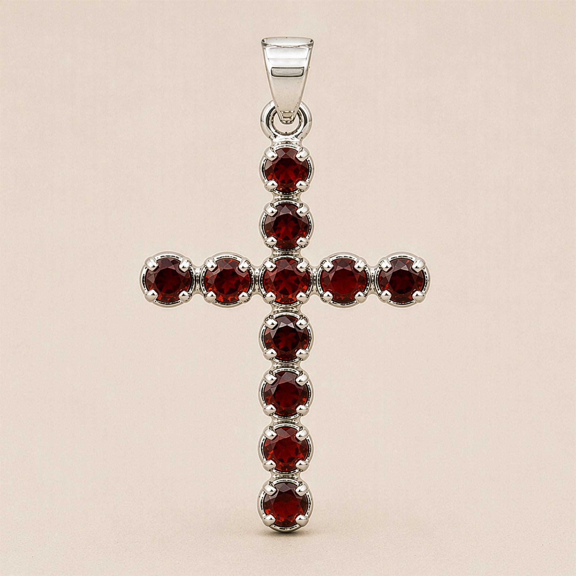 Pendentif crucifix en grenat rouge facetté sur monture plaquée argent avec chaîne de 45 cm