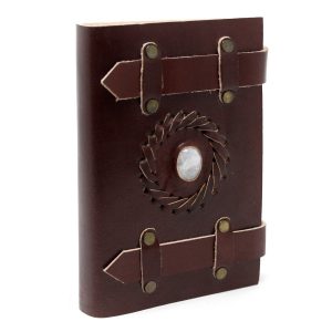 Carnet en cuir brun avec pierre de lune centrale et lanières décoratives, format 15×10 cm pour grimoire, journal spirituel et carnet d’intentions