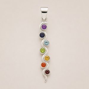 Pendentif serpent argenté orné de sept pierres naturelles aux couleurs des chakras