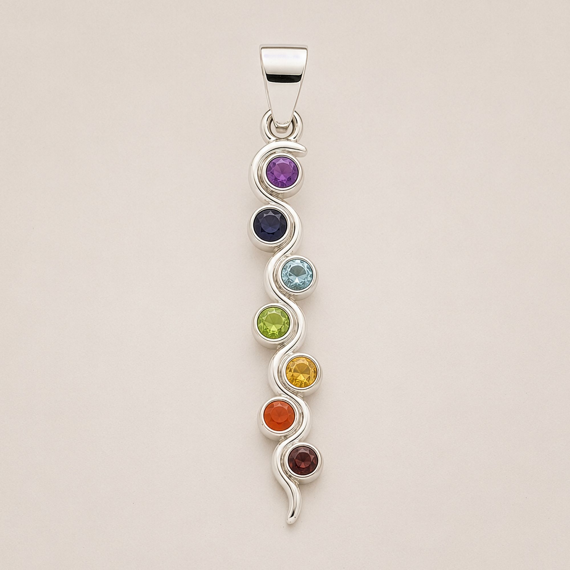 Pendentif serpent argenté orné de sept pierres naturelles aux couleurs des chakras