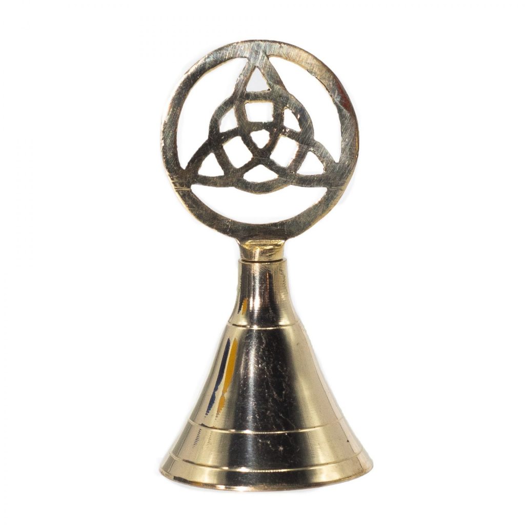 Cloche d’autel en laiton doré avec symbole Triquetra ajouré, objet rituel celtique pour autel spirituel, méditation et pratiques ésotériques