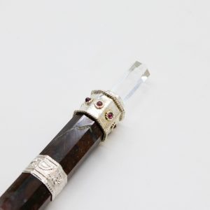 Le Sceptre Souverain, baguette cérémonielle extra longue en jaspe fantaisie et cristal – Lumen Arca