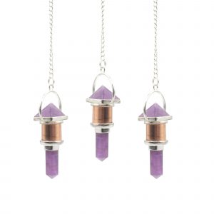 Pendule Le Moteur Violet en cuivre avec pointe en améthyste, design étagé et pyramidal – Lumen Arca