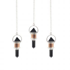 Pendule Le Veilleur de Nuit en cuivre avec pointe en obsidienne noire, design étagé et pyramidal – Lumen Arca