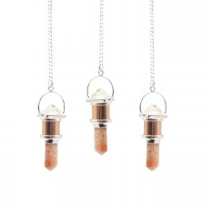 Pendule La Chambre Lunaire en cuivre avec quartz clair et pierre de soleil, design étagé – Lumen Arca