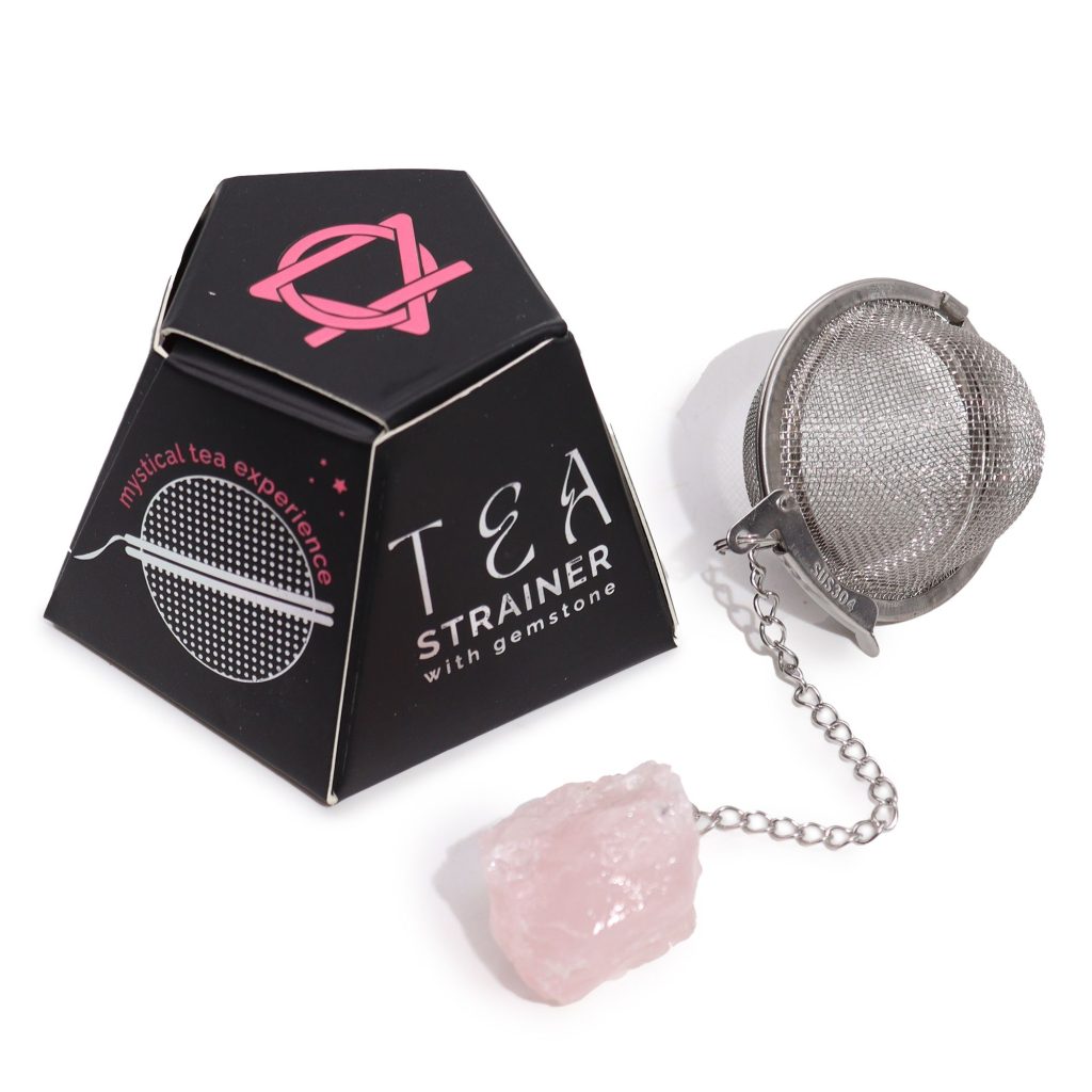 Passoire à thé en acier inoxydable avec pierre de quartz rose brute suspendue, avec son coffret pyramidal - Lumen Arca