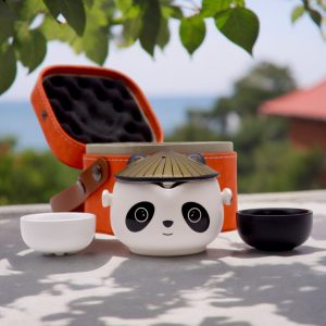 Service à thé panda voyageur dans sa trousse de voyage orange
