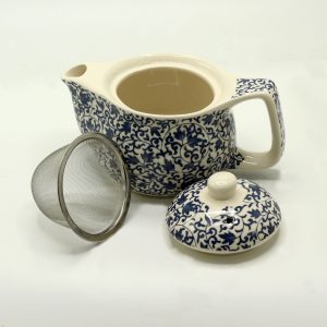 Théière en céramique bleue à motifs floraux traditionnels, vue d'ensemble