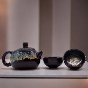 Service à thé en céramique noire, théière et 2 tasses sur table en bois