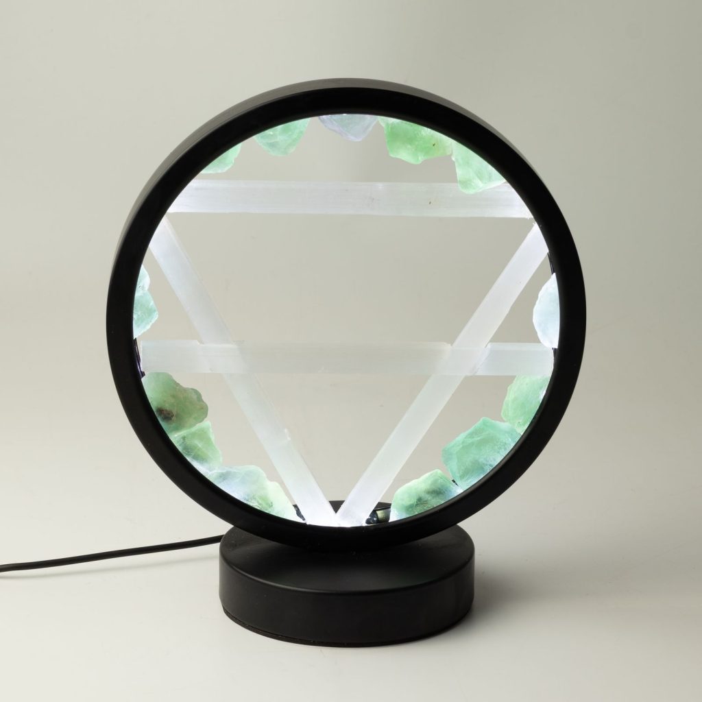 Lampe halo en aventurine verte et sélénite naturelles formant le symbole alchimique de la Terre