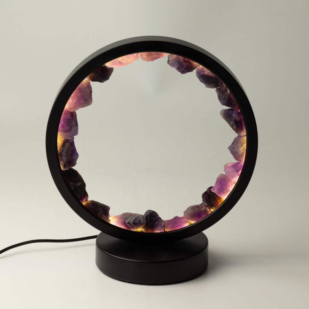 Lampe halo en améthyste naturelle formant un anneau lumineux violet, esprit zen