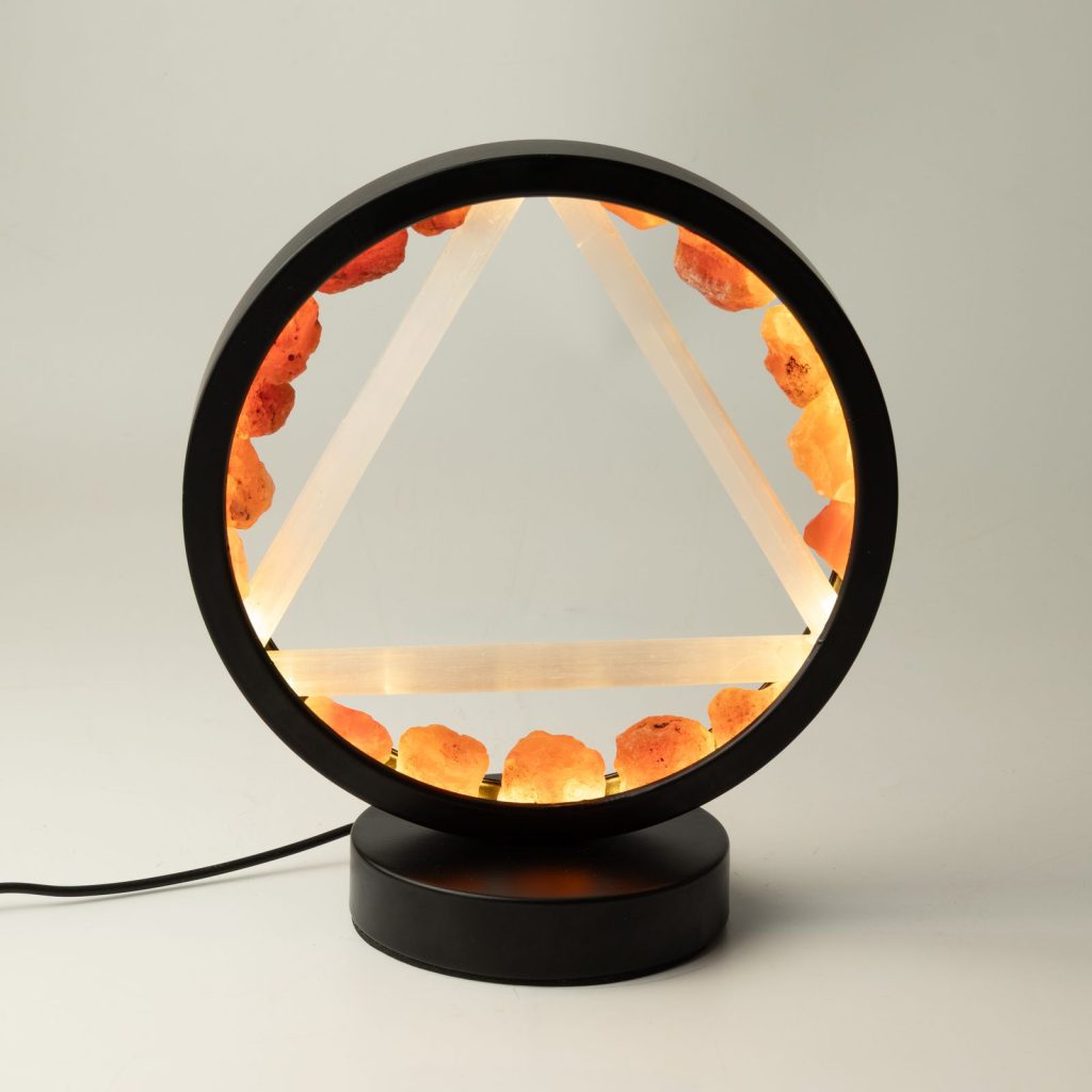 Lampe halo en cornaline et sélénite naturelles formant le symbole alchimique du Feu