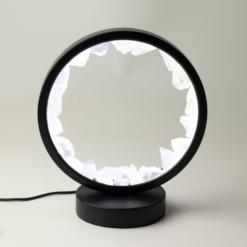 Lampe halo en quartz clair naturel formant un anneau lumineux, esprit zen
