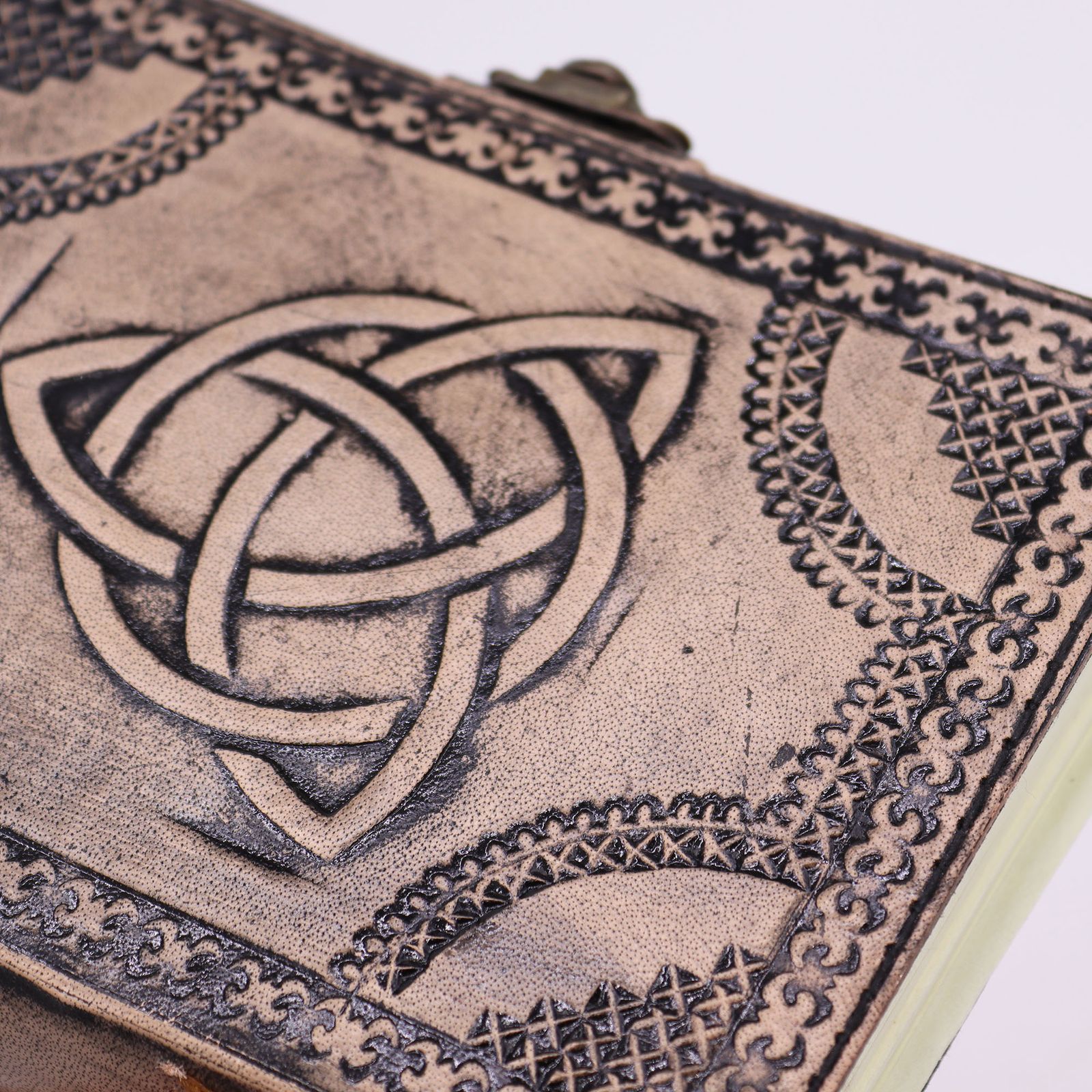 Carnet Triquetra - Grimoire en Cuir Véritable, 200 Pages – Image 2
